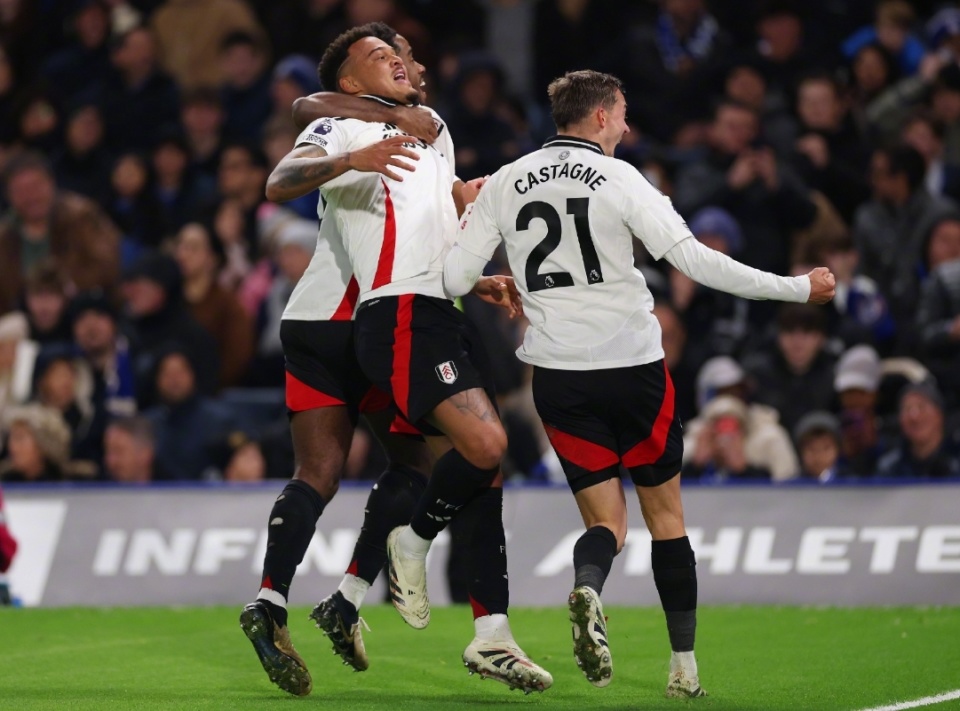 邵佳一告诫小球员：怎么能喝可乐呢，光跟老队员学散漫了