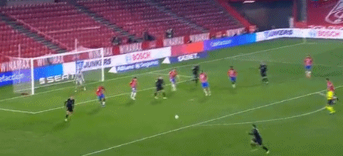 缺阵期间在板凳指挥对你领导力有帮助吗？杰威：他们根本不听