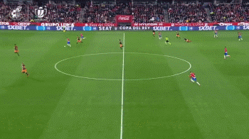 致敬CP3！快船主场球迷之墙摆满了保罗“空接之城”时期的球衣